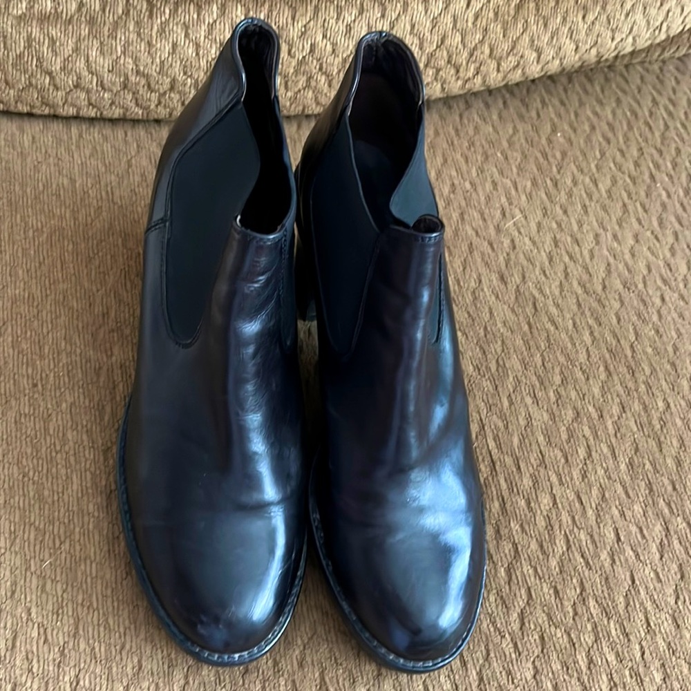 AGL ( Atillio Giusti leombruni) leather ankle log bottom bootie